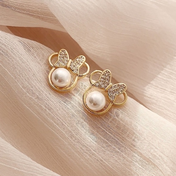 Disney Jewelry - The Classic Minnie Mouse Pearl